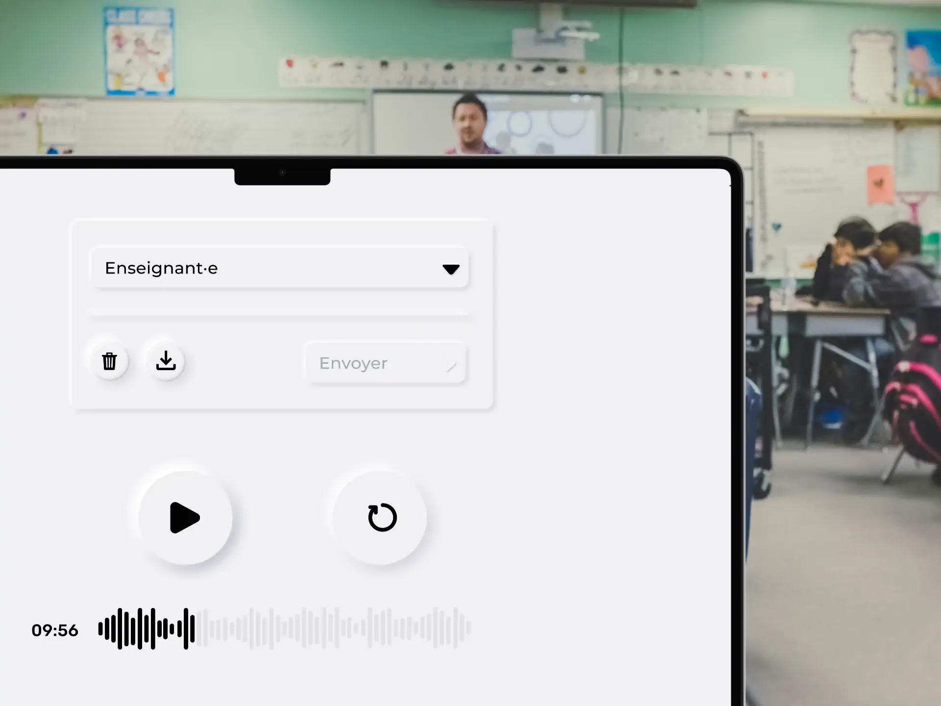 Interface de l'enregistreur Voice recorder avec une salle de classe en second plan